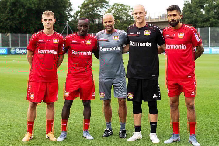 B04-Coach Peter Bosz (M.) mit den Neuzugängen Daley Sinkgraven (l.), Moussa Diaby (Zweiter von links), Niklas Lomb (Zweiter von rechts) und Kerem Demirbay (r.).