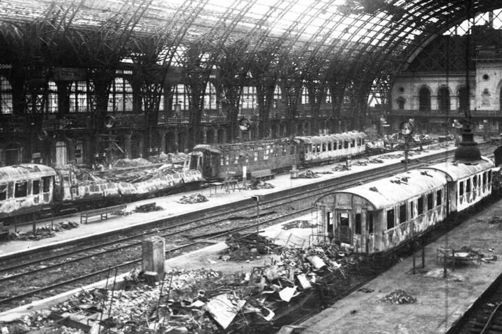 Der Hauptbahnhof war ein wichtiges Ziel. Über den Bahnknoten Dresden lief damals der militärische Nachschub für die Ostfront.