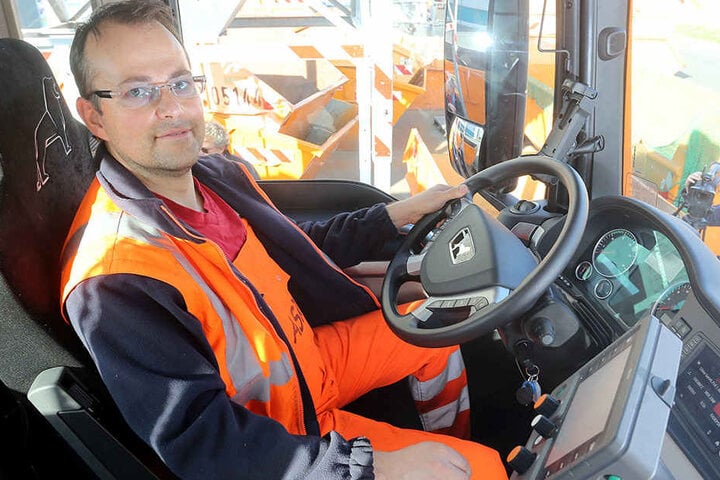Mitarbeiter Alexander Klemm sitzt im neuen Schneepflug. Kosten: 280.000 Euro.