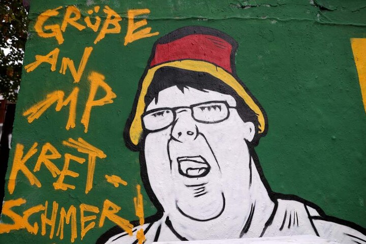 Im Graffito grüßt der Künstler Ministerpräsident Michael Kretschmer.