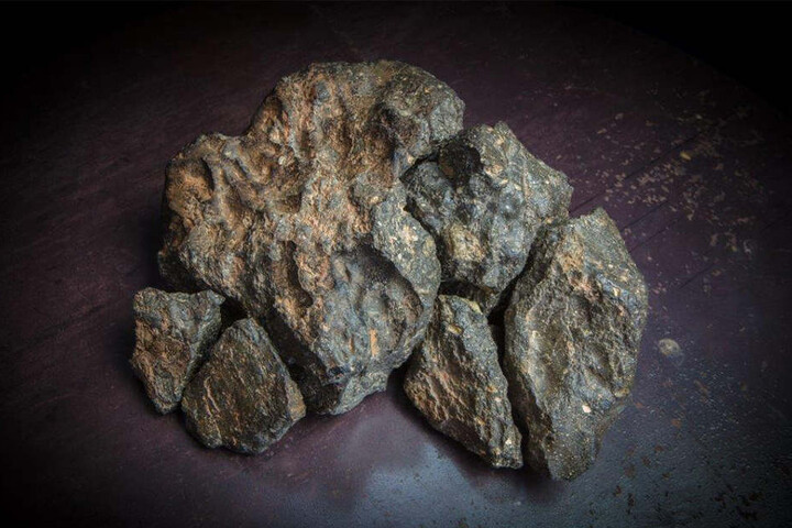 So sehen die sechs Fragmente des 5,5 Kilogramm schwerer Mondmeteorit aus, der 2017 in Nordwestafrika entdeckt wurde.