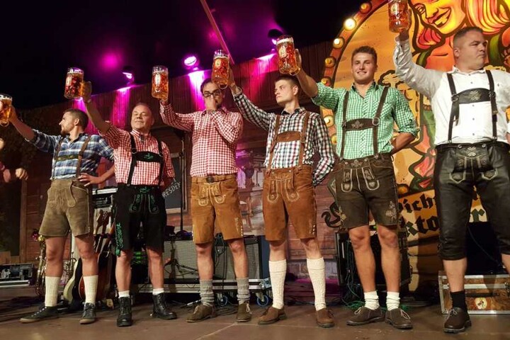 Na, wer hält den Bierkrug am längsten? Am Ende der Mann ganz rechts!