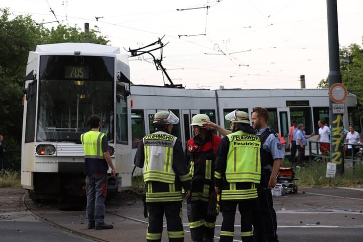 Einsatzkräfte der Feuerwehr kümmerten sich um die Fahrgäste der Unfallbahn.