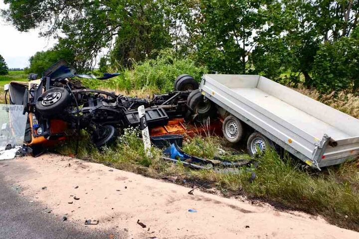 Dabei krachte das Auto in einen Kleinlaster.