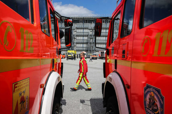 Die Feuerwehr eilte nach dem Notruf herbei, fand den 70-Jährigen aber nur noch leblos auf dem Boden seiner Wohnung. (Symbolbild)