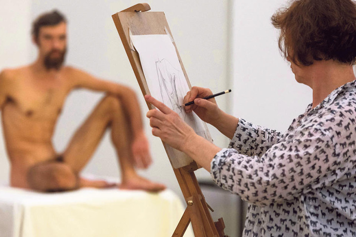 Ein männlicher Akt im Albertinum, Zeichnerin Heike Dittrich (53) schaut
genau hin.