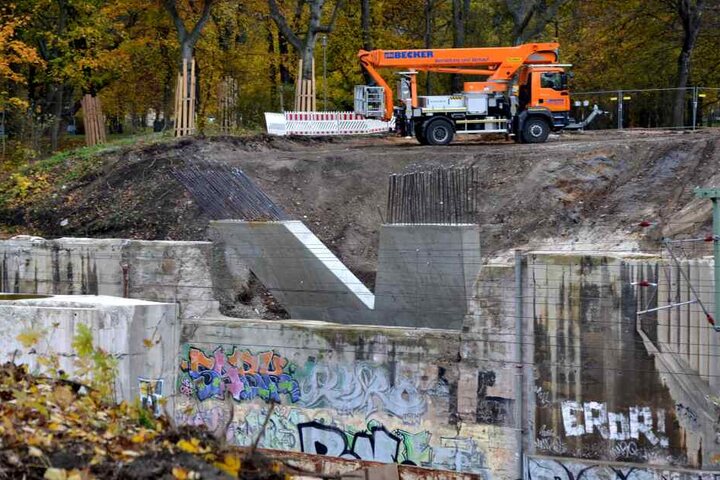 Mittlerweile sind die Arbeiten für den Bau der neuen Brücke in vollem Gange.
