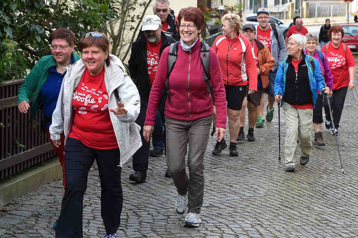 Mit einem Lächeln im Gesicht und dem roten Tour-Shirt ging's am frühen Morgen los.