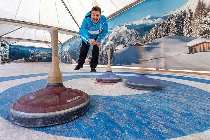Gastronom Henrik Bonesky (39) testet schon: Weihnachtsfans können im Winterdorf am Uferstrand eine Eisstockbahn buchen.