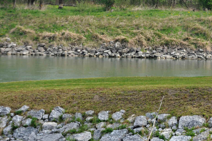Der Mann war mit Freunden am Fluss zu einem Lagerfeuer verabredet, wie es dann zu dem Unglück kommen konnte ist noch unklar.