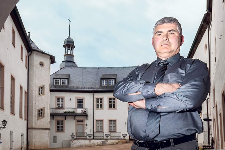 Bürgermeister Tino Kögel (46, parteilos) vor dem Wildenfelser Schloss, das auf den
Radon-Gehalt in der Luft geprüft werden muss.