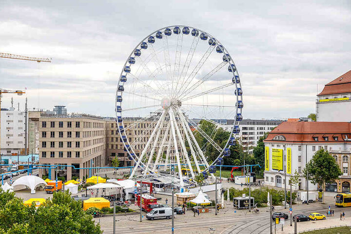 Sieben Tage dauerte der Aufbau, 22 Lastwagen haben die Einzelteile nach Dresden geschafft: Bis einschließlich 13. Oktober dreht sich das Riesenrad jetzt auf dem Postplatz.