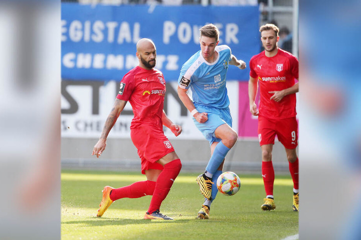 Sören Reddemann (M.) kocht den Hallenser Terence Boy (l.) ab. Auch Reddemann fehlt in Magdeburg.