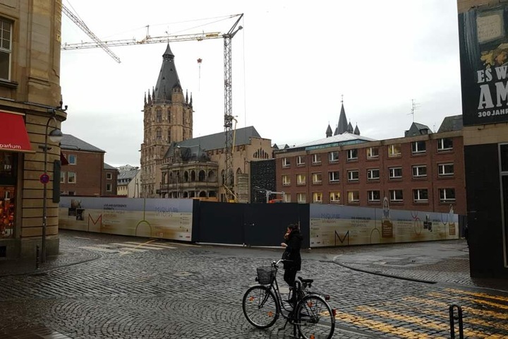 Das Kölner Rathaus ist umgeben von einer Baustelle.
