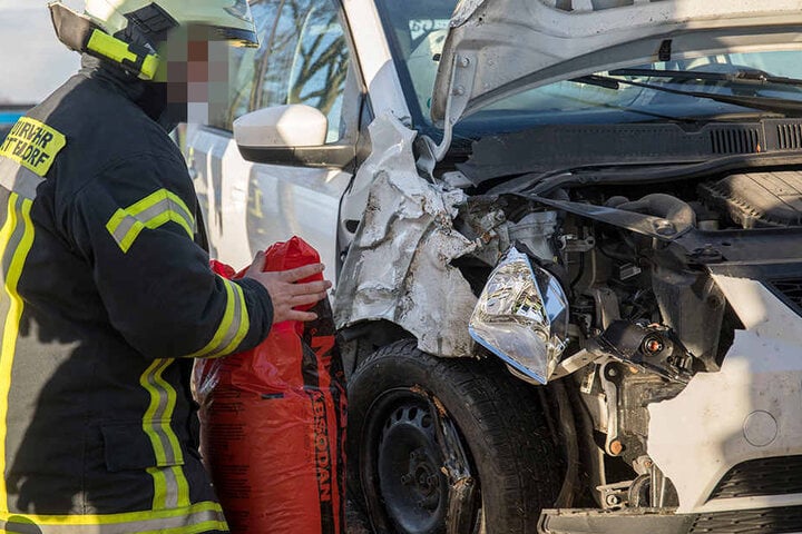 Der Seat wurde bei dem Unfall schwer beschädigt.