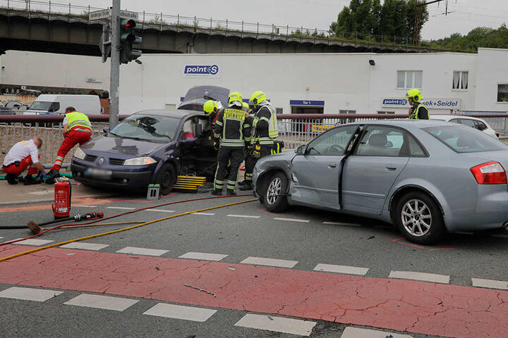 Die Autos wurden bei dem Crash schwer demoliert.