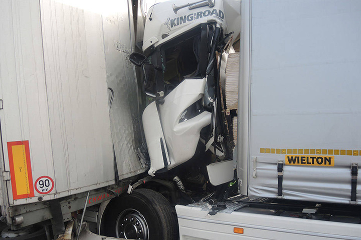 Bisher kann die Polizei zum Unfallhergang nur sagen, dass der Lkw auf ein Stauende auffuhr.