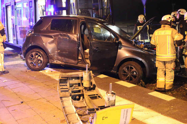 Der völlig demolierte Kleinwagen liegt halb im Gleisbett.