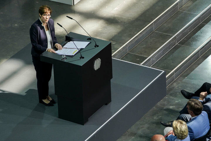 Annegret Kramp-Karrenbauer, CDU-Vorsitzende und Verteidigungsministerin, hält ihre Regierungserklärung mit dem Titel "In Verantwortung für die Zukunft Deutschlands.