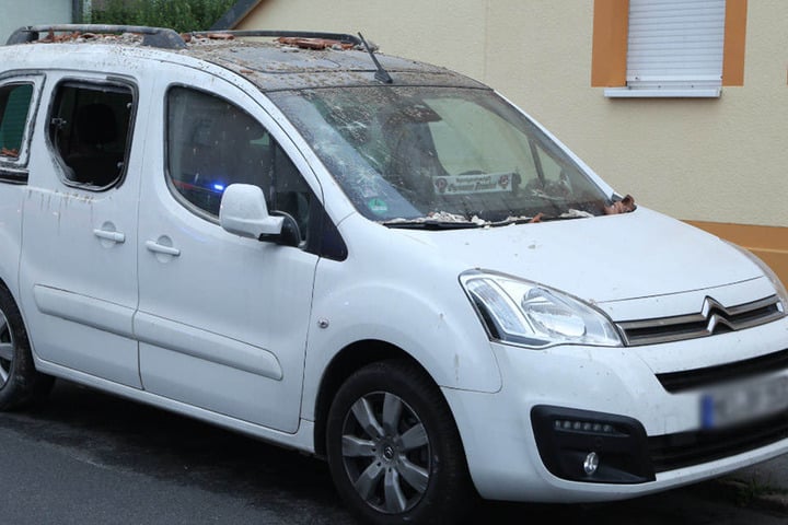 Auch das Fahrzeug wurde durch die Trümmerteile beschädigt.