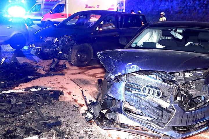 Mehrere Personen verletzten sich bei dem Crash.