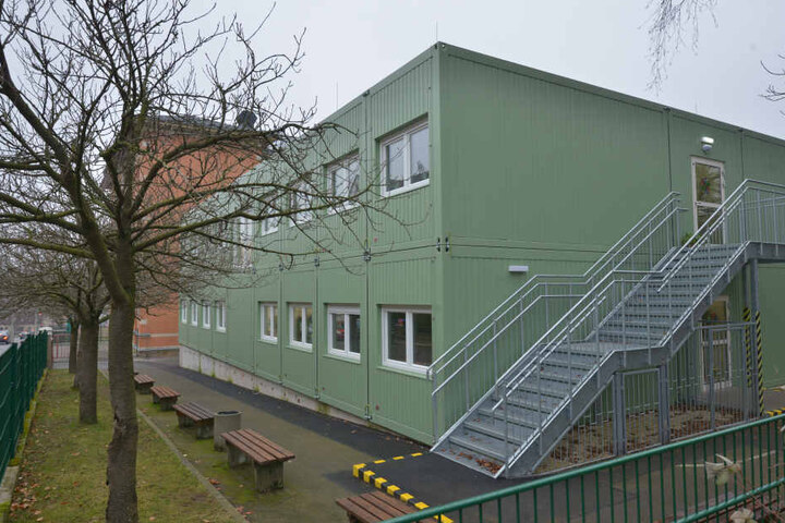 Seit knapp zwei Jahren stehen diese Schulcontainer an der Grundschule Altendorf.