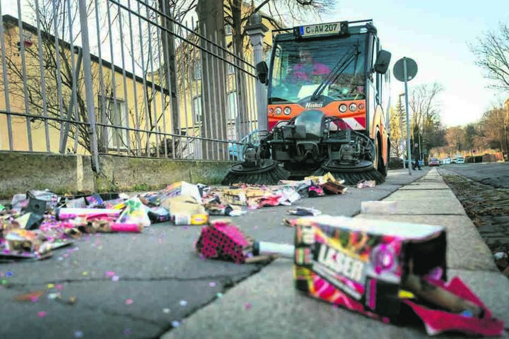 Kehrmaschinenfahrer Gojko Reicheneberg (50) beseitigt den Silvestermüll.