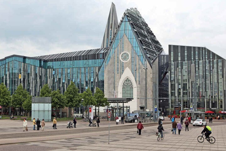 Rund 12 Jahre dauerten die Baurarbeiten auf dem Uni-Campus an. Das Paulinum ist der ehemaligen Universitätskirche nachempfunden, die 1968 gesprengt worden war.