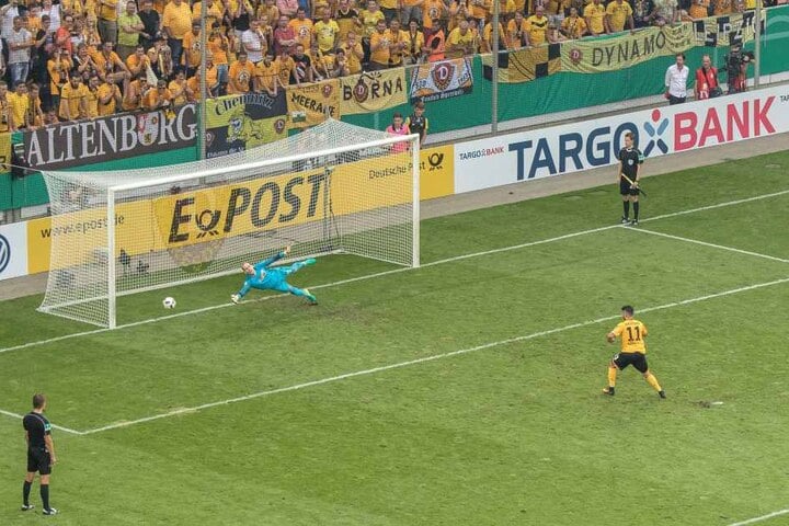 Der Moment, in dem Aias Aosman in die zweite Pokalrunde und zum Sieg über RB Leipzig schießt.