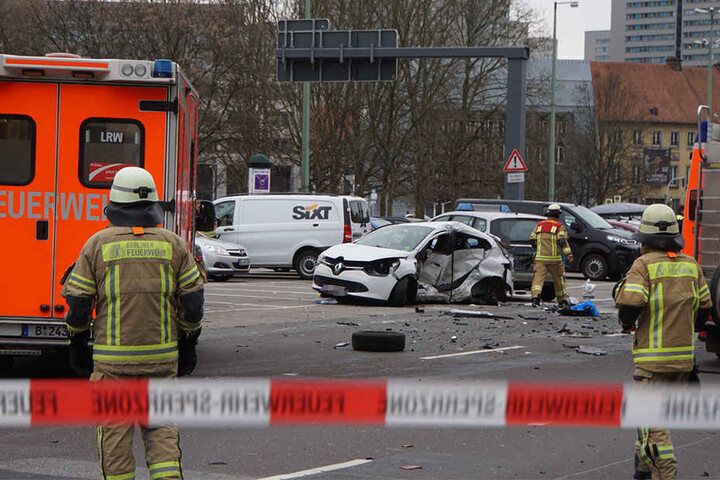 Feuerwehr und Polizei am Unfallort. Die Autofahrerin soll noch im Rettungswagen verstorben sein.