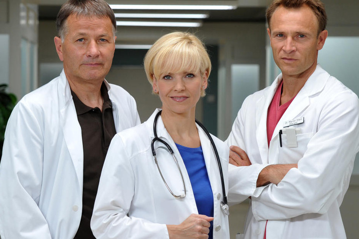 Die "IaF"-Stars Thomas Rühmann, Andrea Kathrin Loewig und Bernhard Bettermann (v.l.n.r.) sind erste nächste Woche wieder zu sehen.