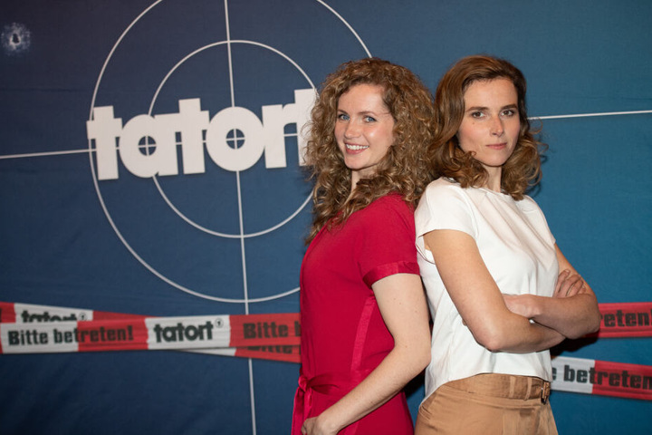 Cornelia Gröschel (links) und Karin Hanczewski treten zusammen mit dem "Tatort Dresden"-Team in der Kategorie "Schauspiel" gegen Ulrich Noethen, Ursula Werner, Katharina Wackernagel und Alexander Scheer an.