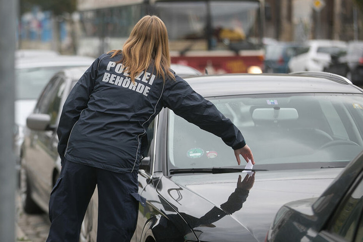 Bevor Politessen ein Knöllchen ausstellen, wird das Kennzeichen erfasst. Wird dann klar, dass ein e-Parkticket hinterlegt ist, gilt das als Nachweis.