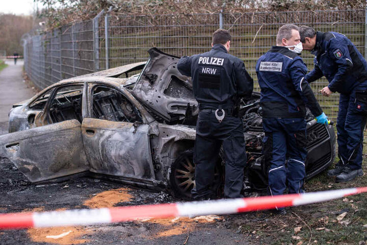 Das Fluchtauto hatten die Täter in der Nähe einer Autobahn-Raststätte in Brand gesetzt.