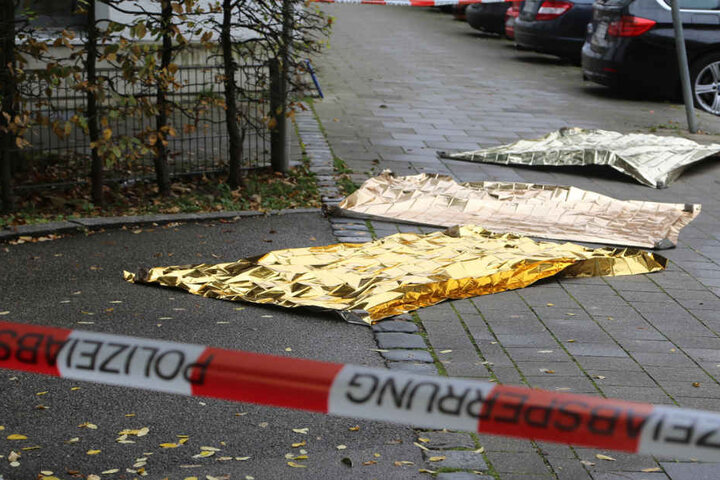 Menschen wurden verletzt, die Beamten bedeckten die Blutflecken mit Rettungsdecken. (Archivbild)