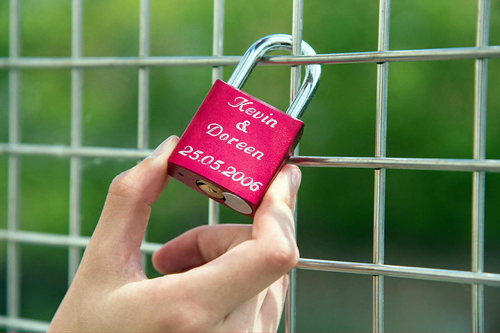 Alte Liebe rostet nicht - oder etwa doch? Ende Juli werden die Liebesschlösser von der Sonnenbrücke entfernt. Wer den Schlüssel noch hat, kann ans neue Herz umziehen.