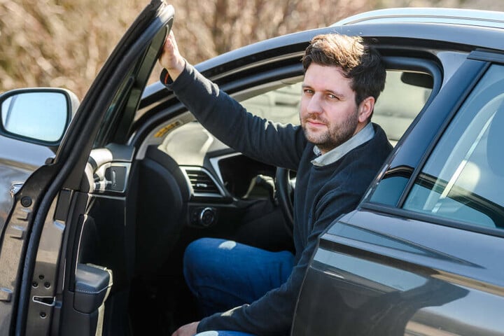 Schnecken-Autobahn: Autofahrer wie Jens Brillinger (32) ärgern sich über das Tempolimit.