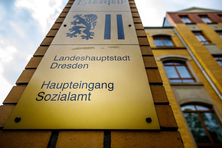 Vielen ärmeren Menschen bleibt nur der Gang zum Sozialamt.