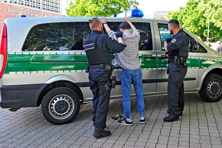 Neben häufigen Polizeikontrollen sollen im Stadthallenpark bald auch Kameras für Sicherheit sorgen.