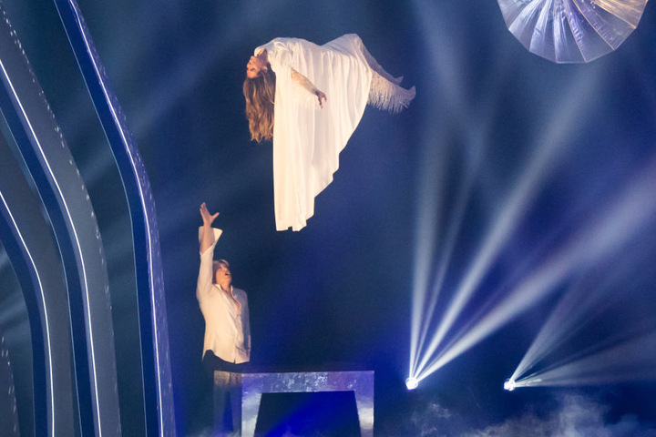 Zauberkünstler Hans Klok (49) lässt Heidi Klum (44) schweben.