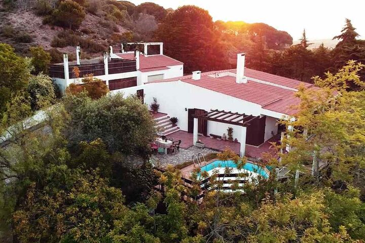 In dieser portugiesischen Villa fliegen die Promi-Fetzen. Von Luxus ist im Inneren übrigens weit und breit keine Spur.