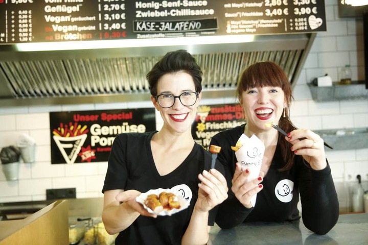 Die „Curry & Co“-Schwestern Simone (36, r.) und Susanne Meyer-Götz (40)
verteilen an Bettentester Würstchen.