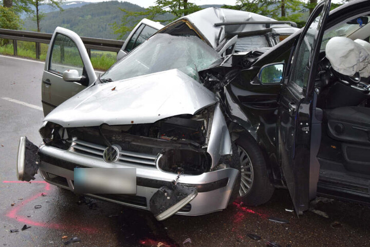 Völlig zerstört: Der 27-Jährige Fahrer des silbernen VW starb noch an der Unfallstelle.