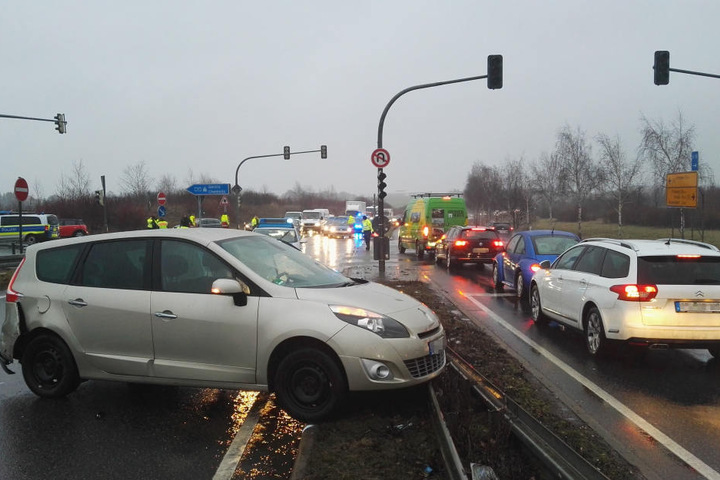 Der Renault stieß mit dem Ford an der A17 Auffahrt nach Berlin zusammen.
