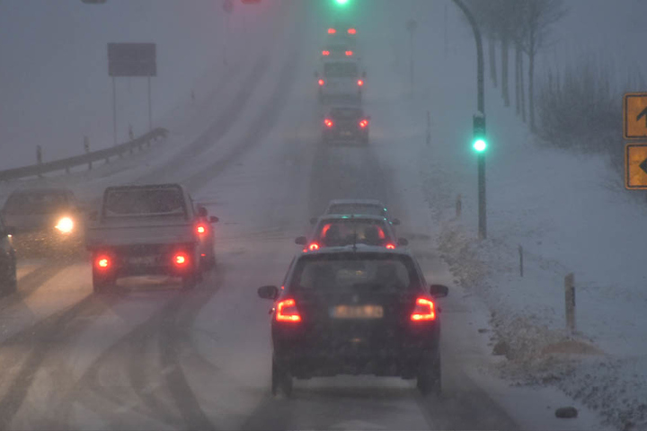 Schneefälle und Glatteis auf Sachsens Straßen.
