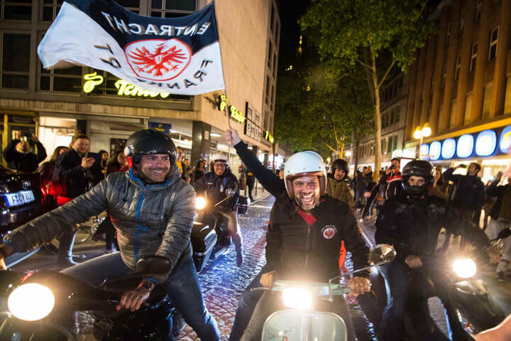 Fahnenschwenkend fuhren die Eintracht-Anhänger durch die Stadt.