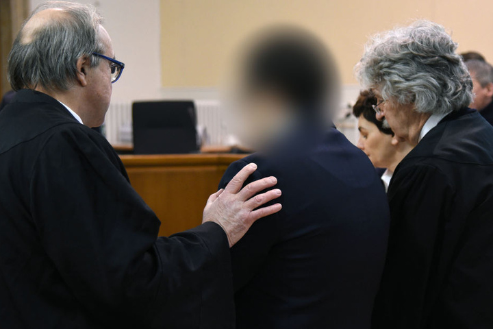 Der mutmaßliche Täter (unkenntlich) vor Gericht.