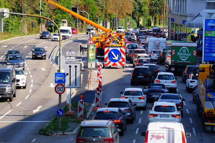 Die Baustelle für die Schnellbuslinie sorgte für Dauerstau in der Cannstatter Straße.