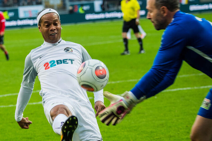 Ronaldinho im Zweikampf mit Markus Pröll, ehemaliger Torhüter der Frankfurter Eintracht.