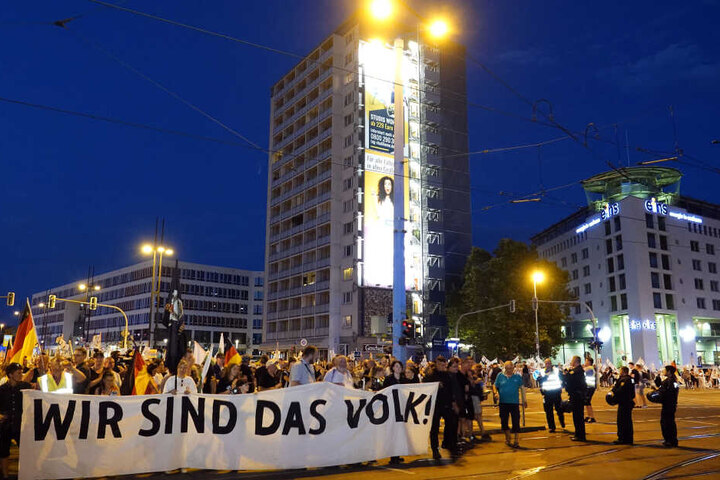 Der rechte Demozug kurz vor dem Ende seiner Runde auf der Kreuzung Brückenstraße/Bahnhofstraße.